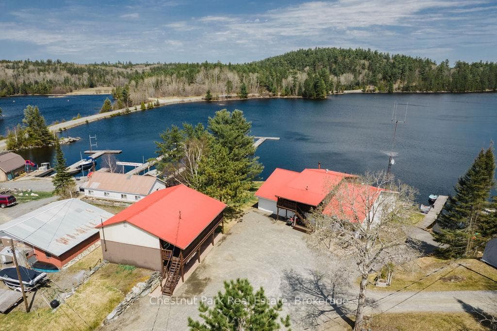 Motel on left, Main lodge on right