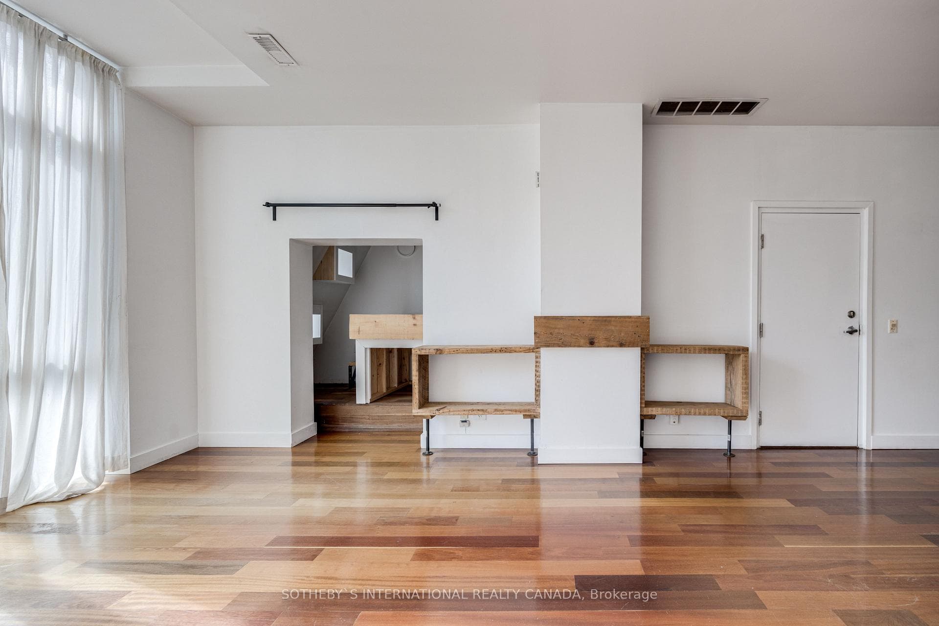 92 Shaftesbury Avenue Unit Upper photo 3