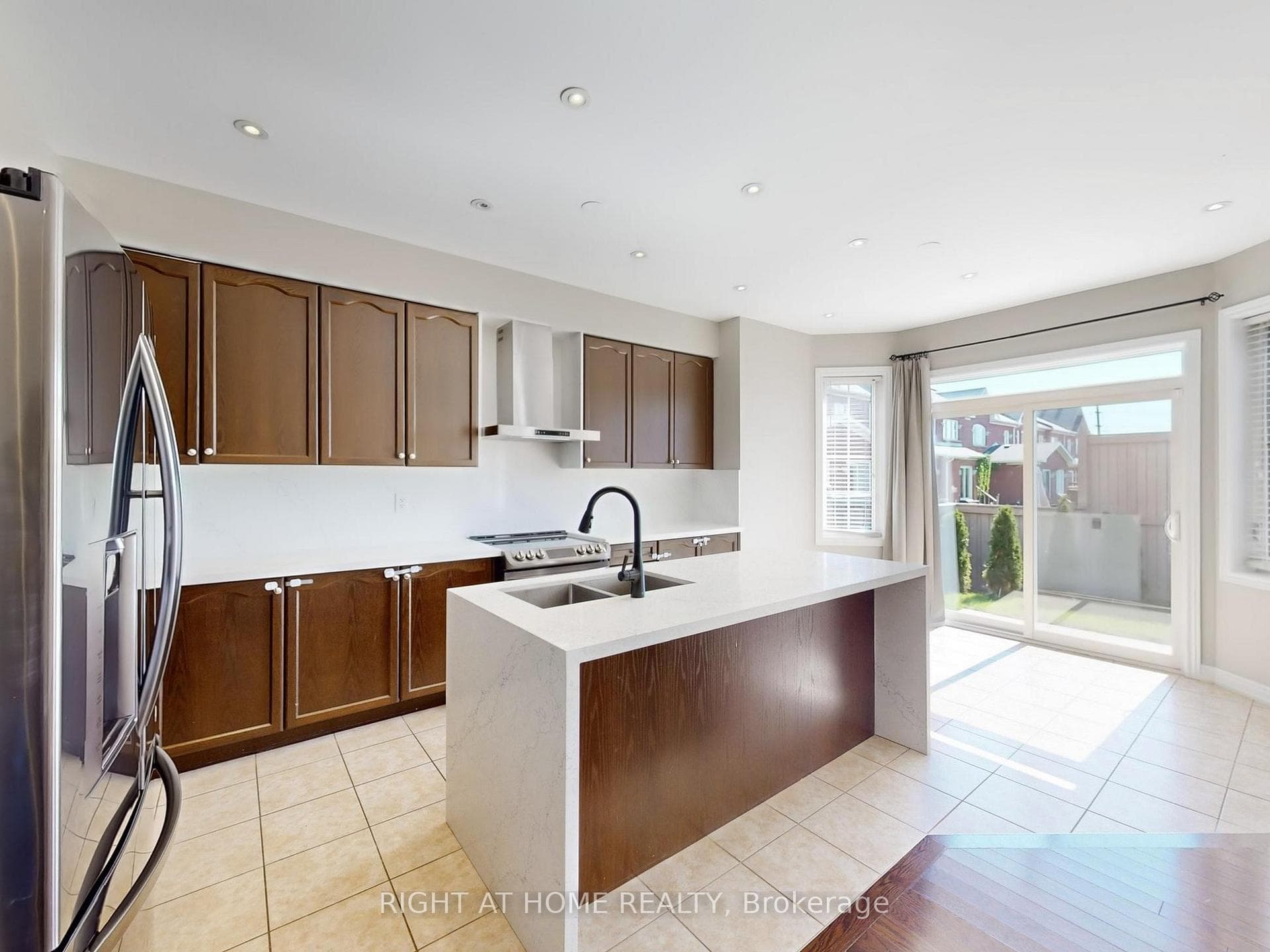 537 Vaughan Court photo 12