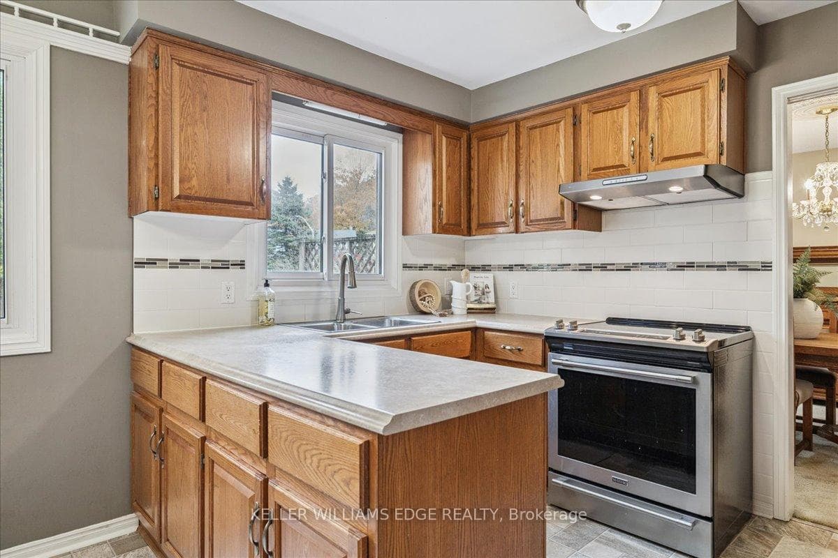 595 Barons Court photo 22
