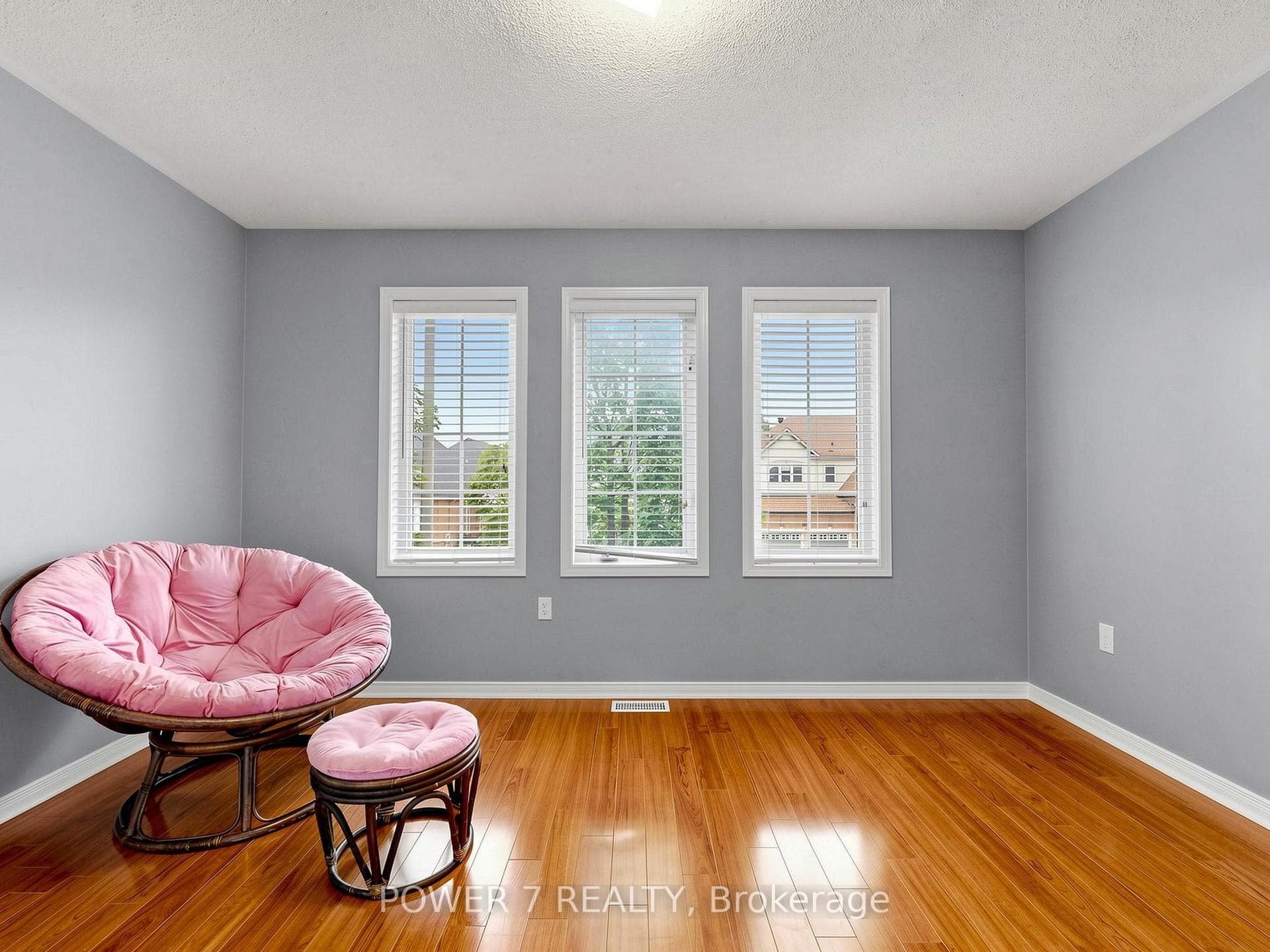 117 St Urbain Drive photo 36