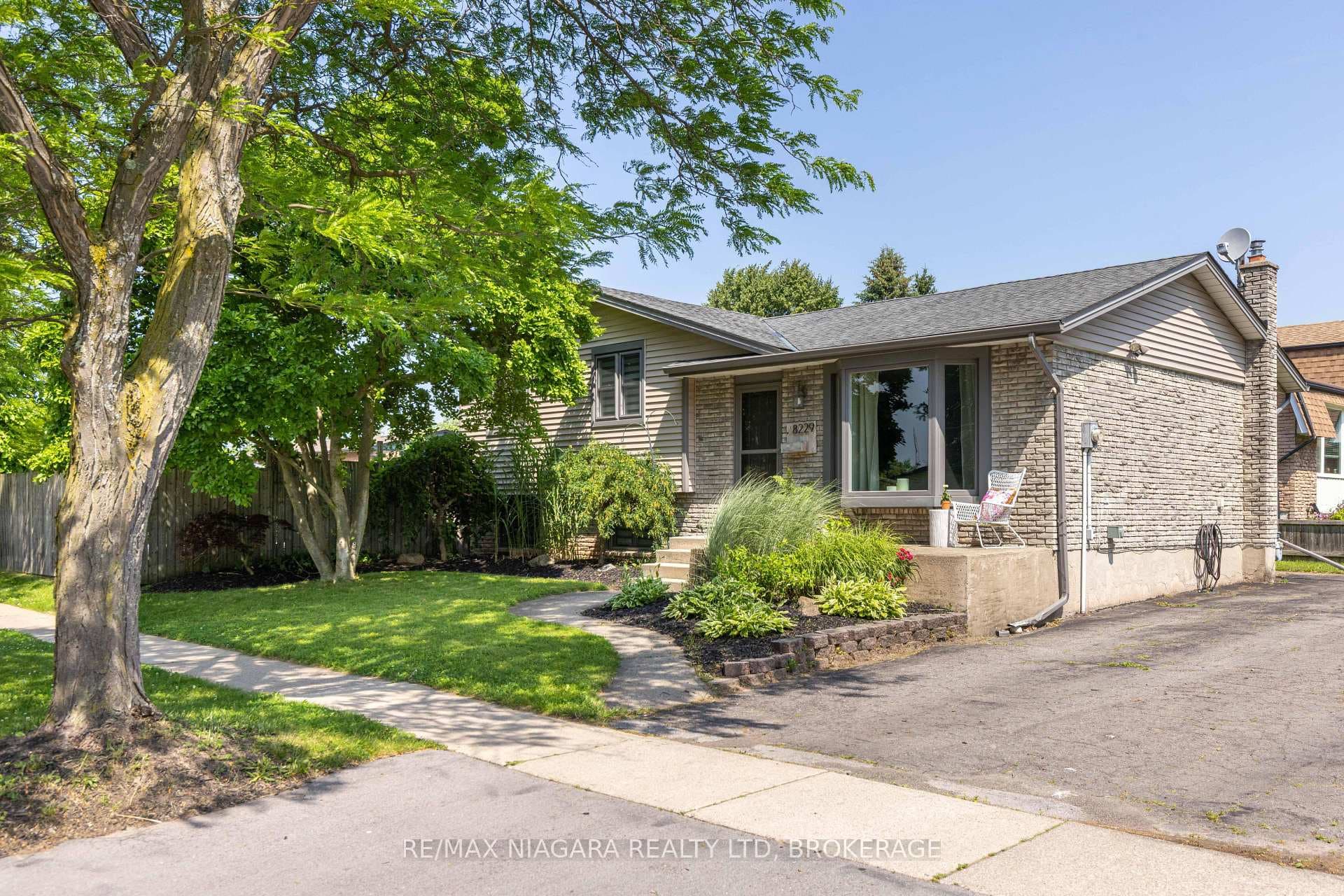8229 Rideau Street photo 1