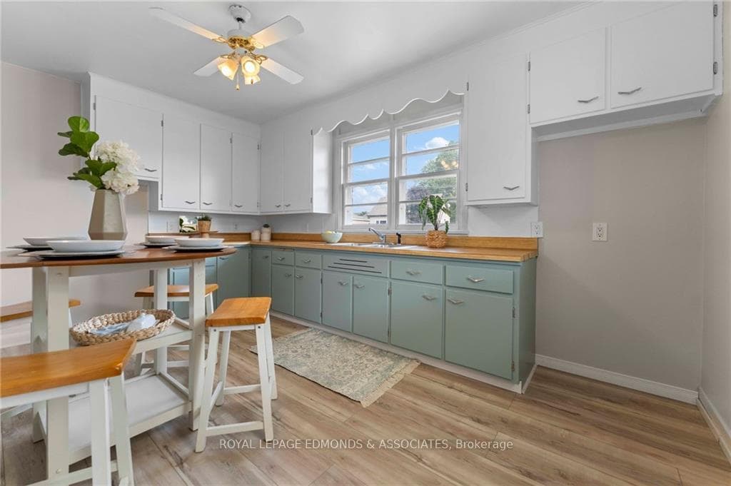 586 ROY Street photo 10
