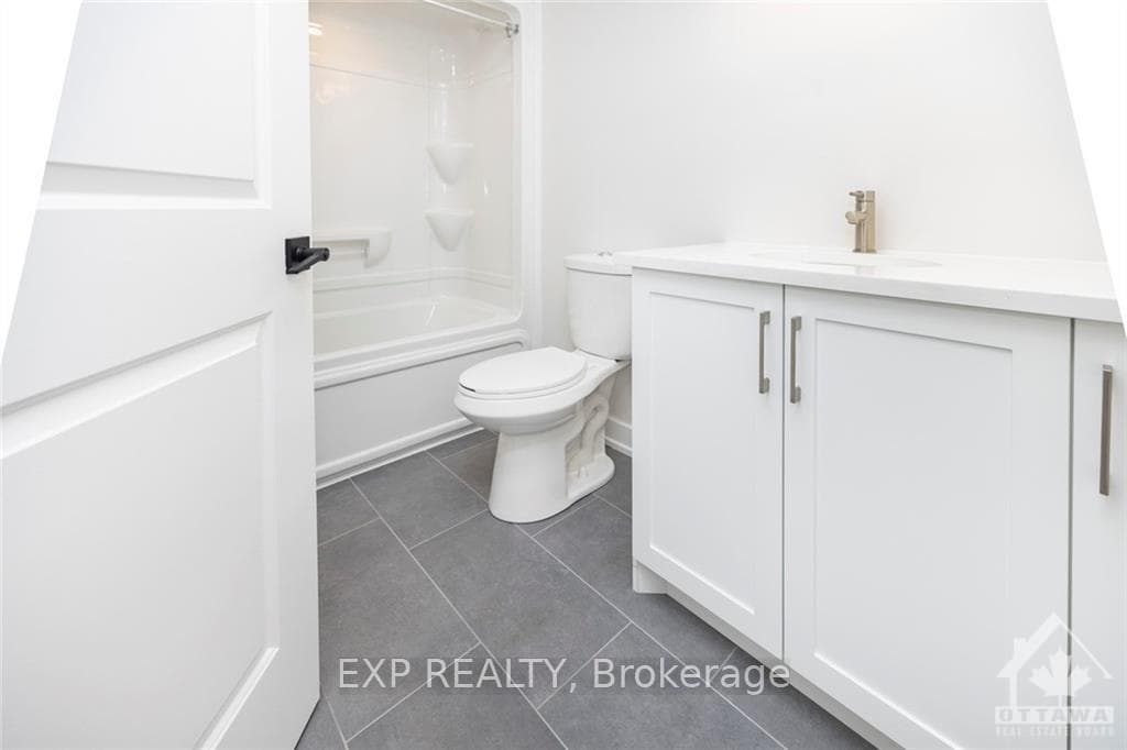 48 WHITCOMB Crescent photo 17