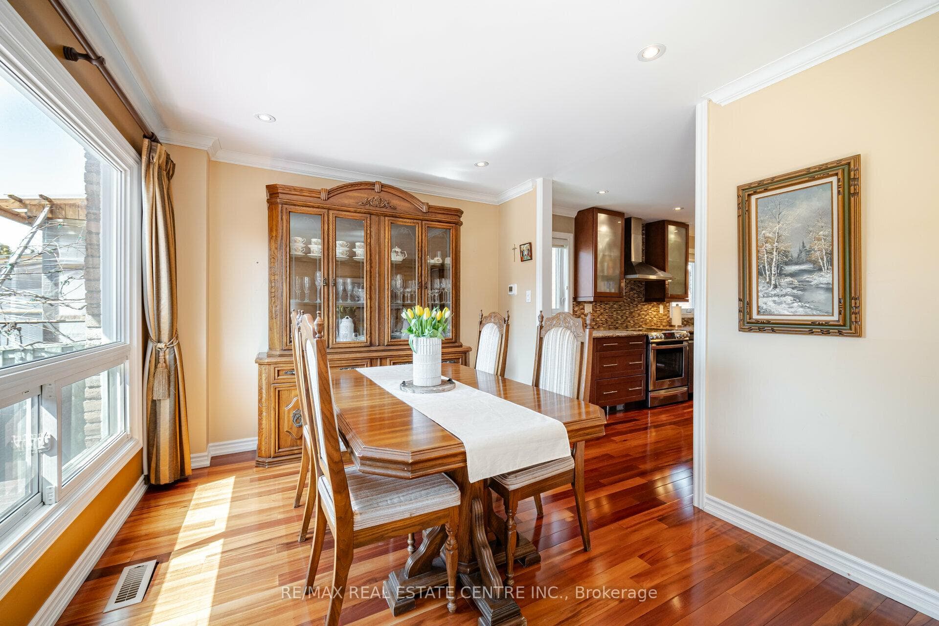 4298 Highgate Crescent photo 13