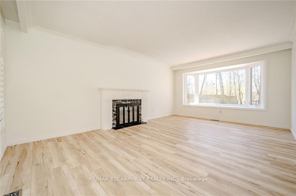 250 LINWOOD Crescent photo 5