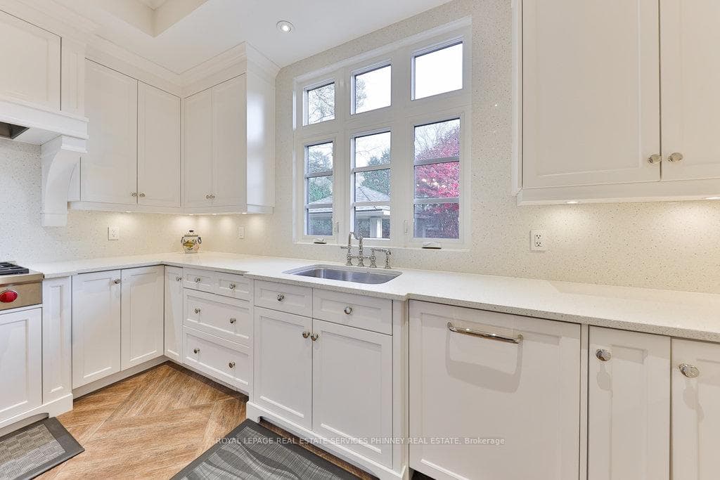 241 Roseland Crescent photo 13
