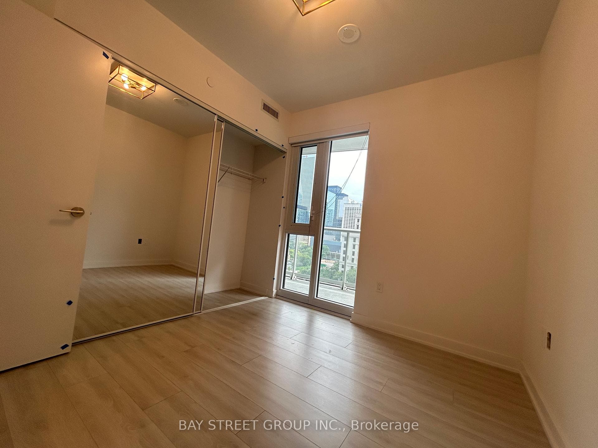 230 Simcoe Street Unit 826 photo 9