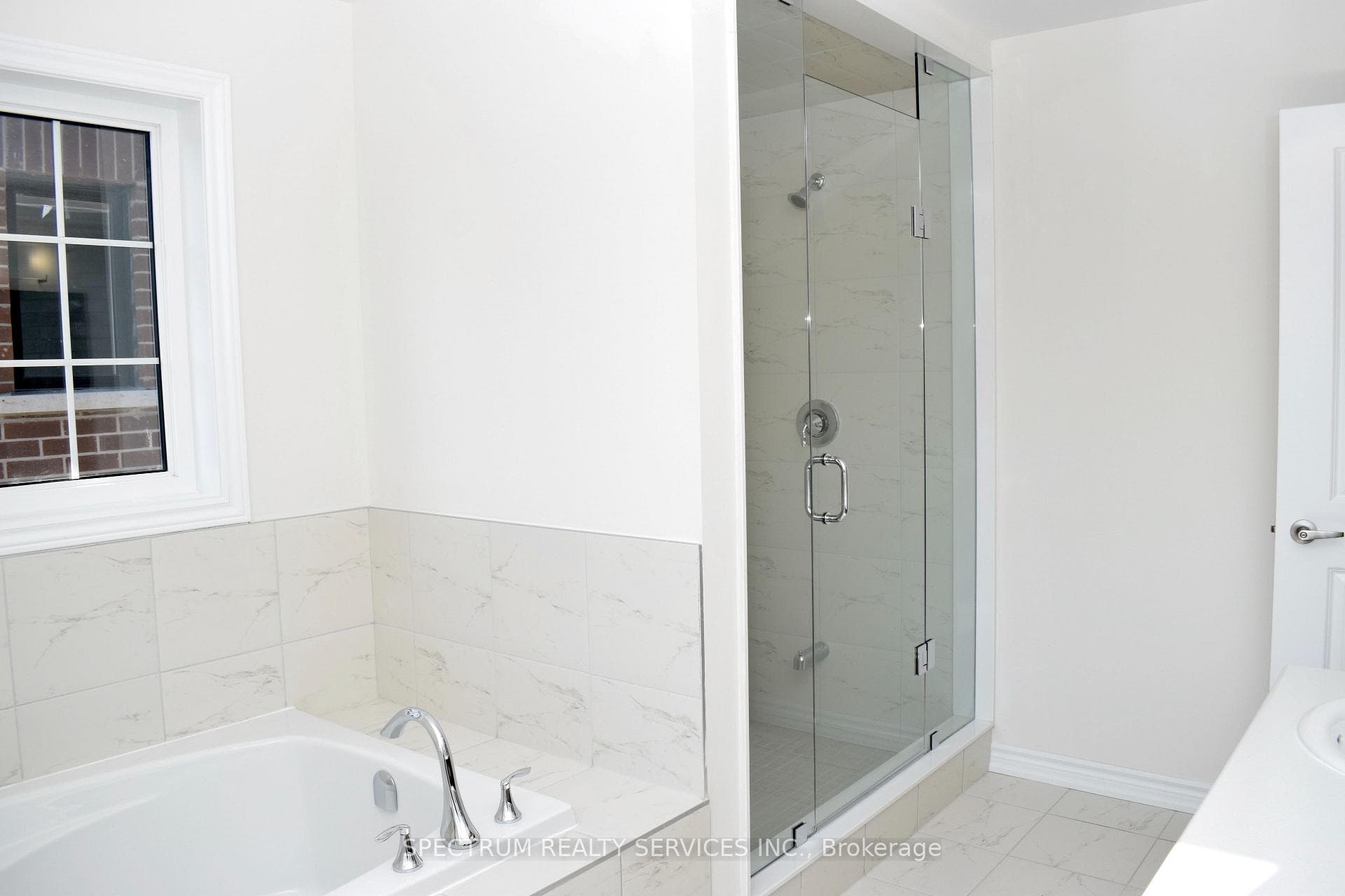 206 Ferragine Crescent photo 20