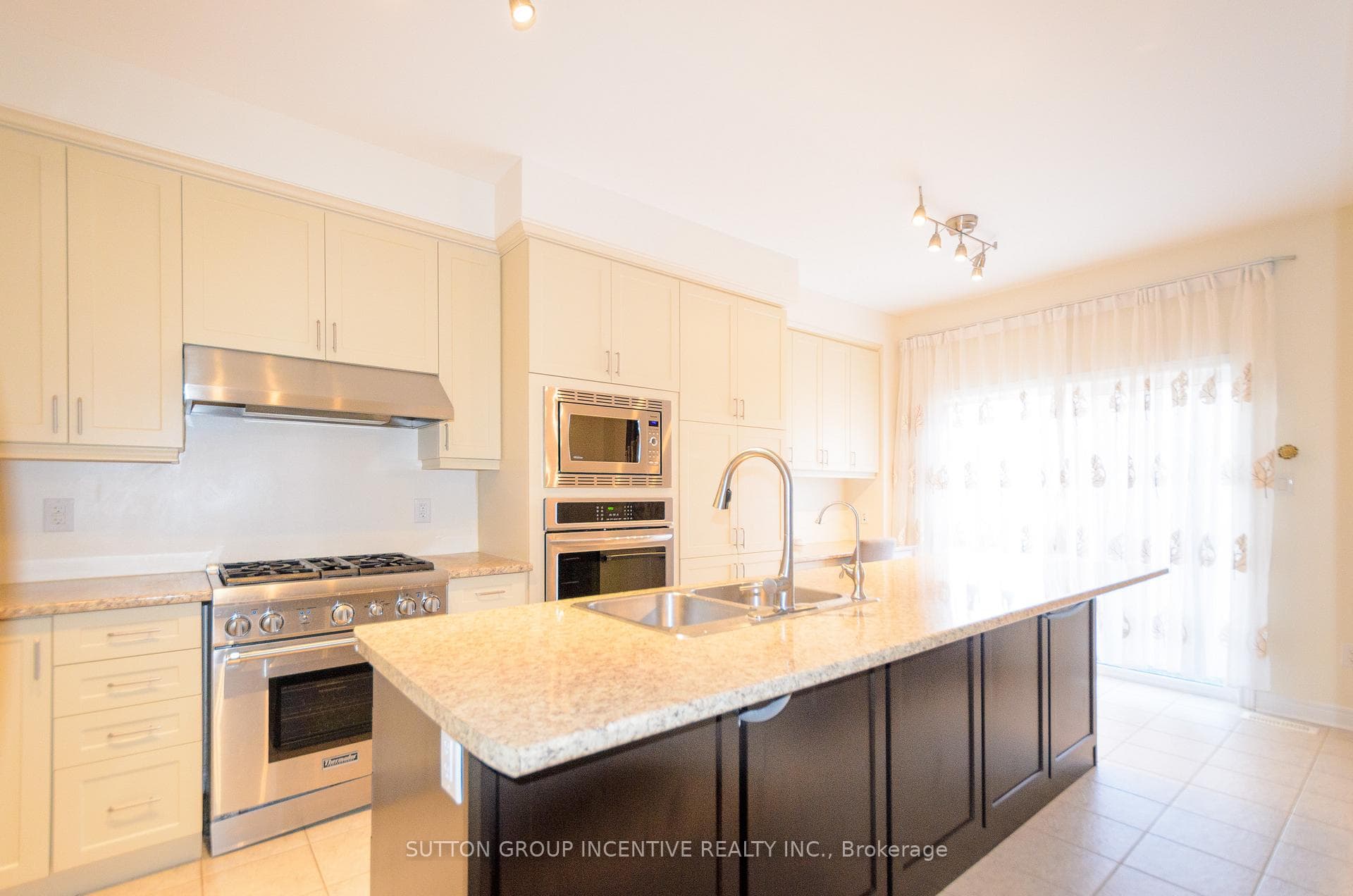 15 FORSYTH Crescent photo 16