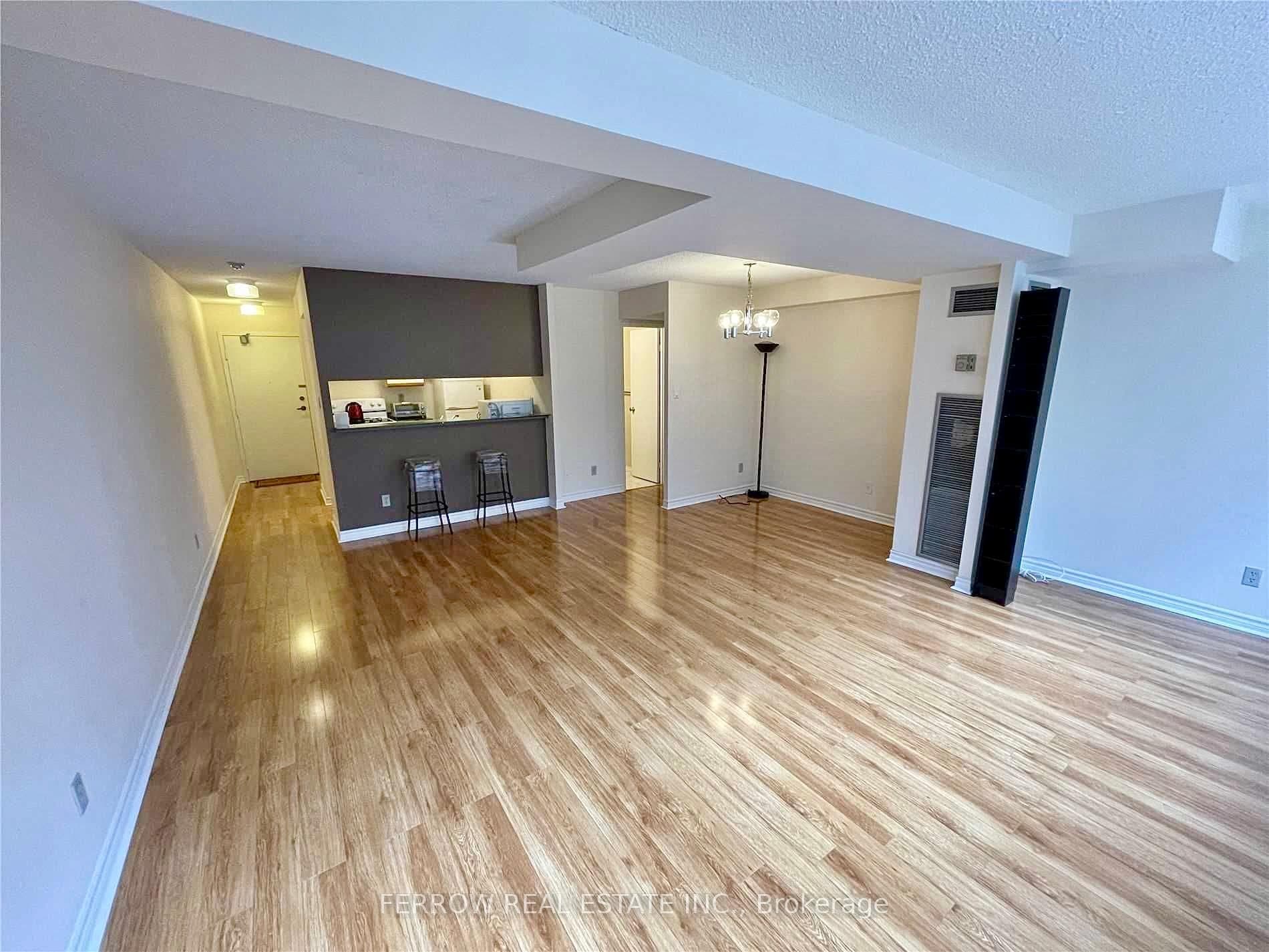 633 Bay Street Unit 707 photo 4