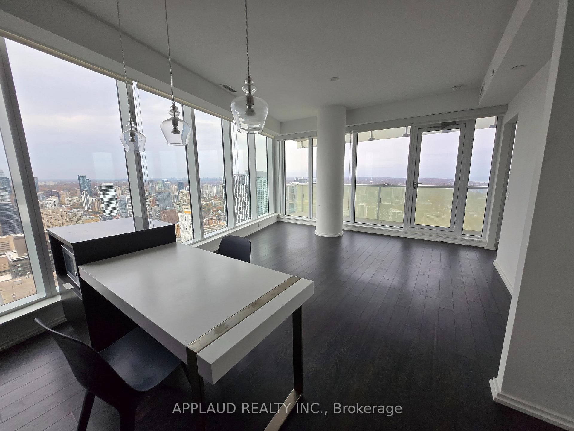 197 Yonge Street Unit 5002 photo 6