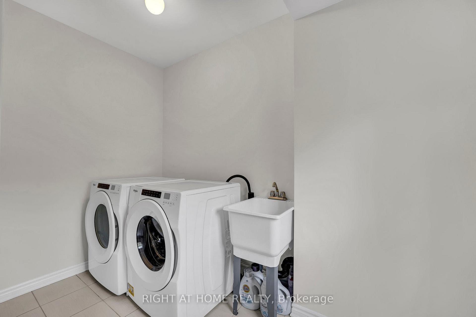 383 Dundas Street Unit 18 photo 35