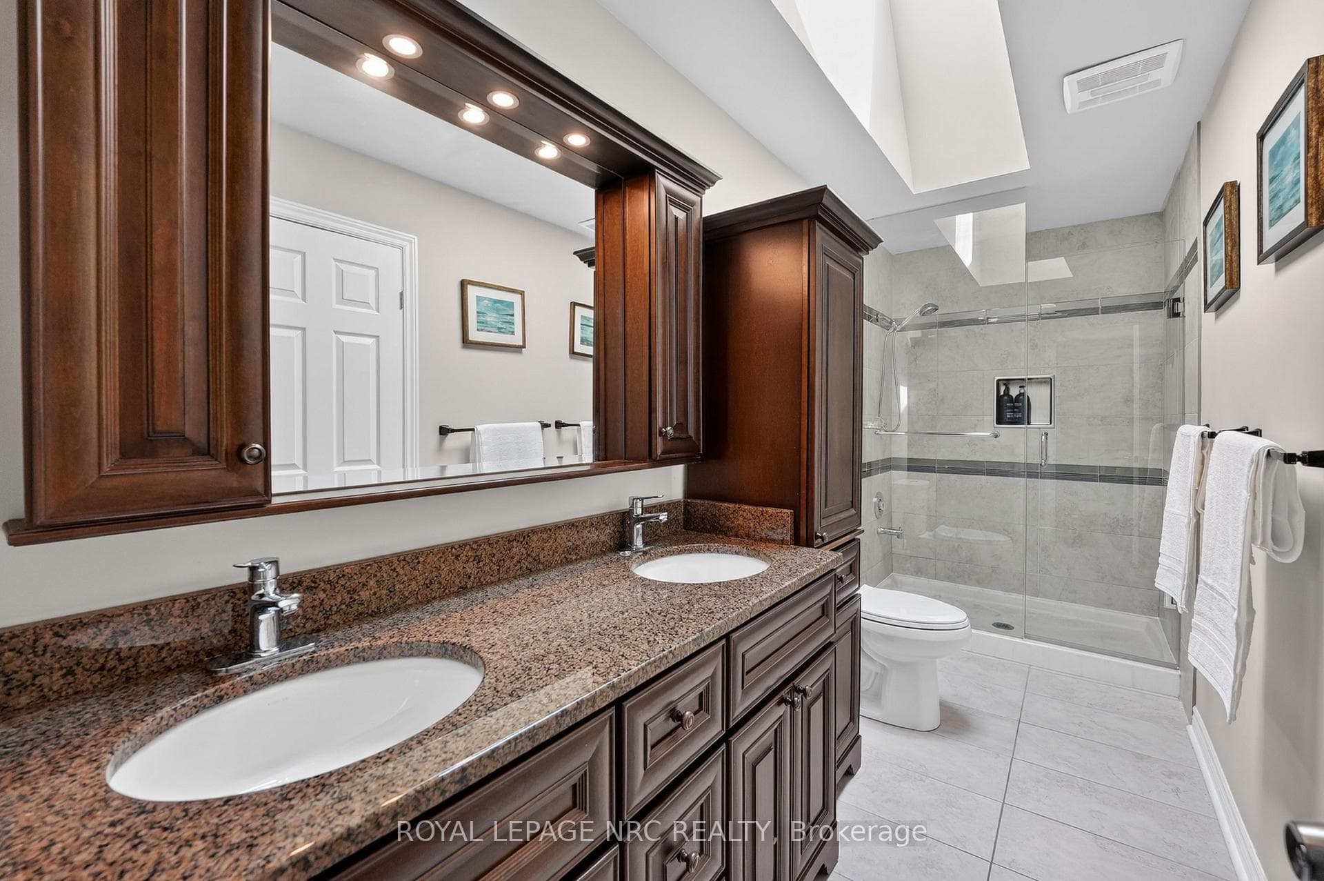 4 piece bathroom 2nd floor / cheater ensuite