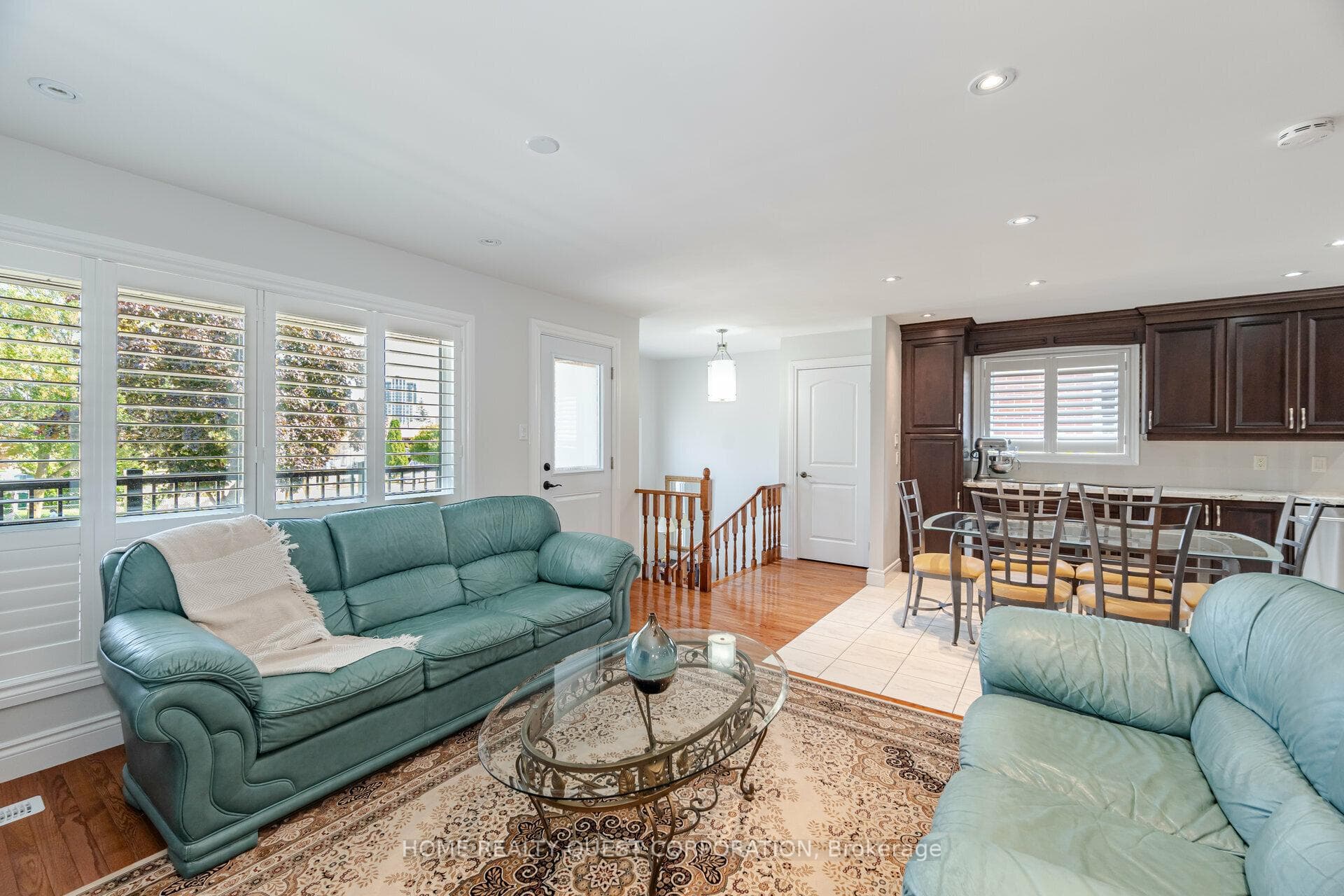 Large livivng room with balcony access