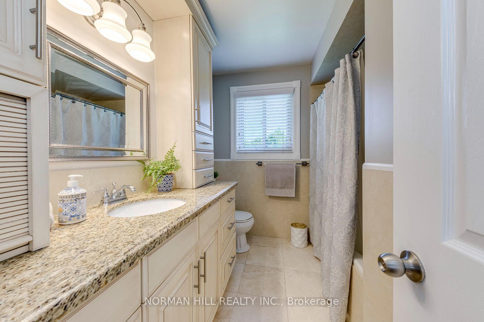 2491 Woburn Crescent photo 33