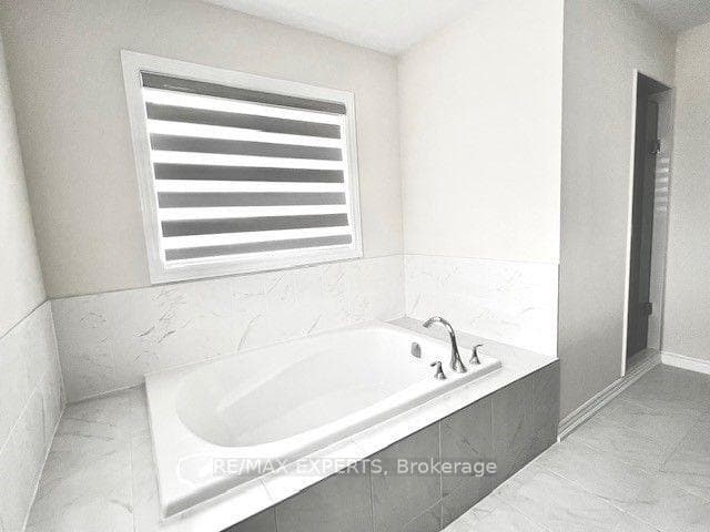78 Ferragine Crescent photo 11