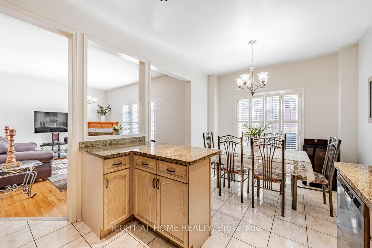 1448 Sandhurst Crescent photo 13