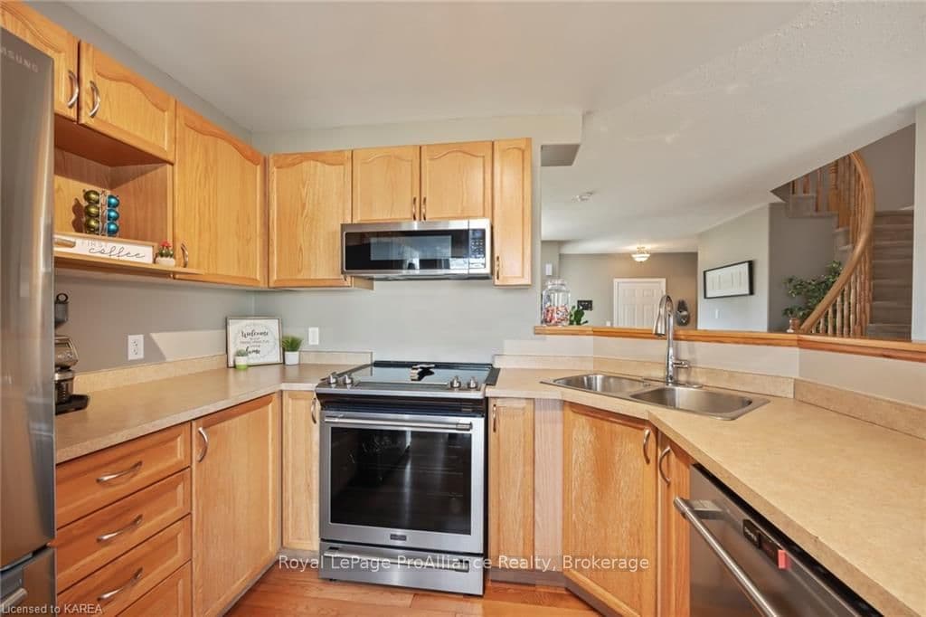 1884 BERRYWOOD Crescent photo 18