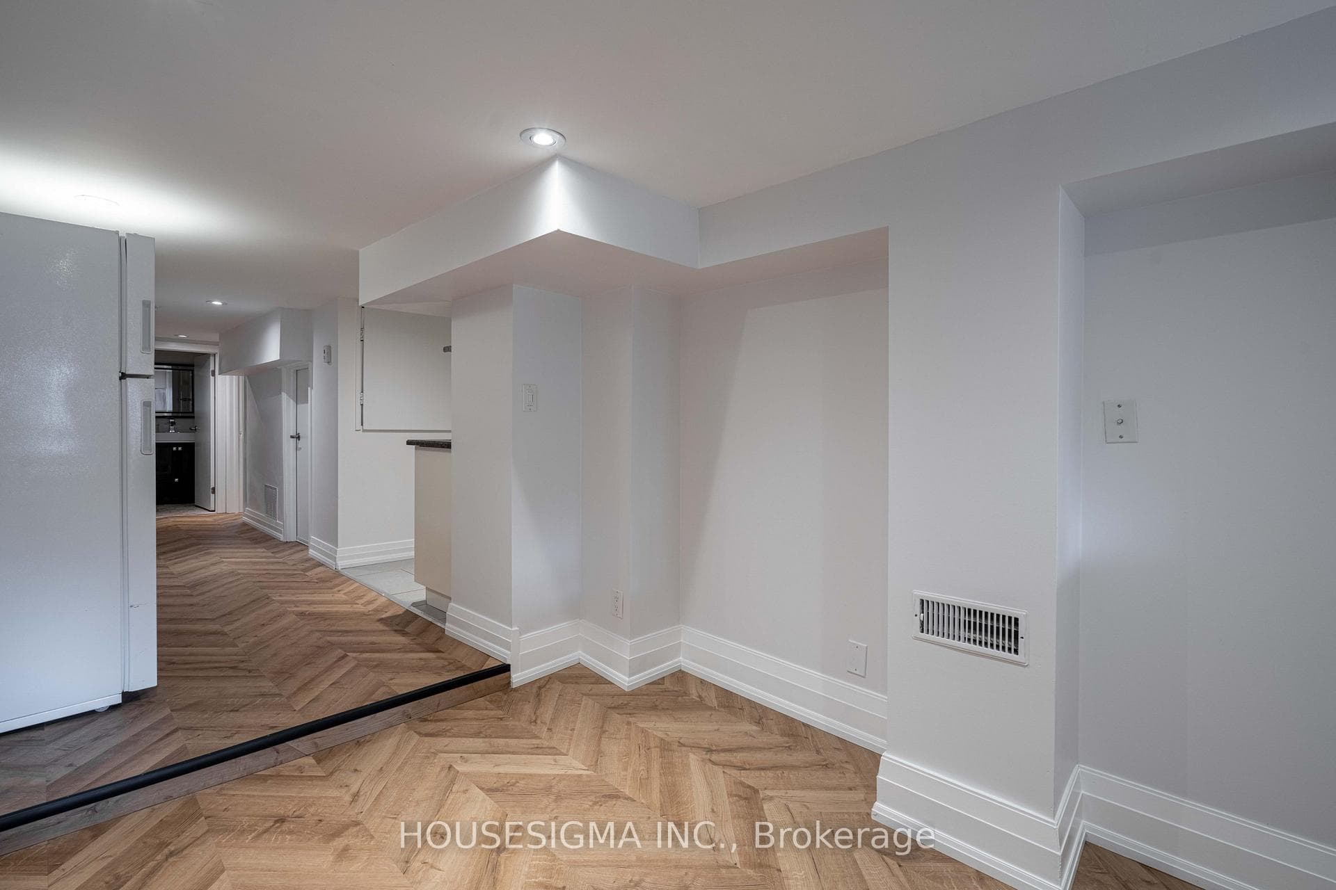 5 Ivy Avenue Unit Lower photo 3