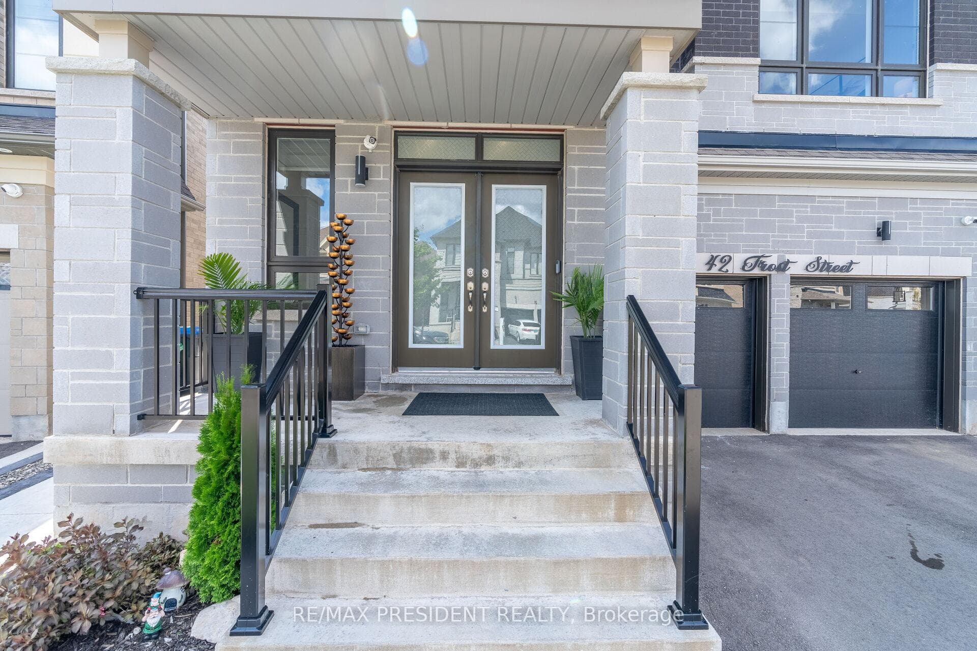 42 Frost Street photo 2
