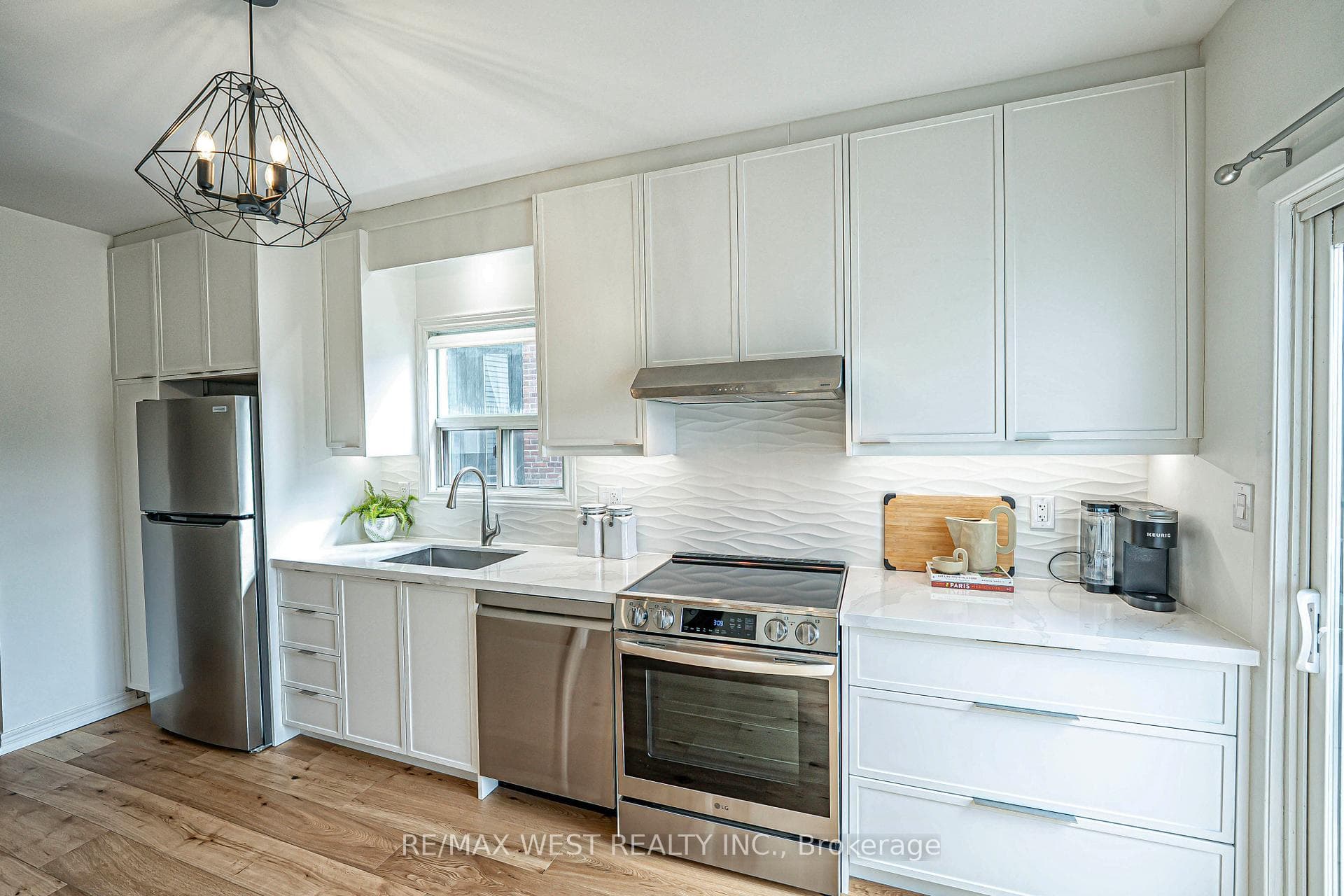 1166 Dufferin Street photo 14