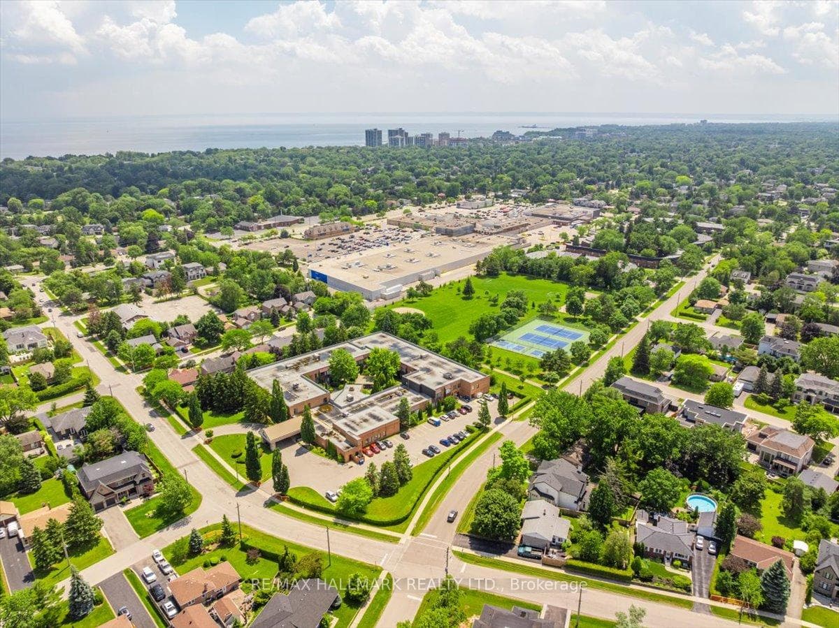 Walking distance to Hopedale park and mall