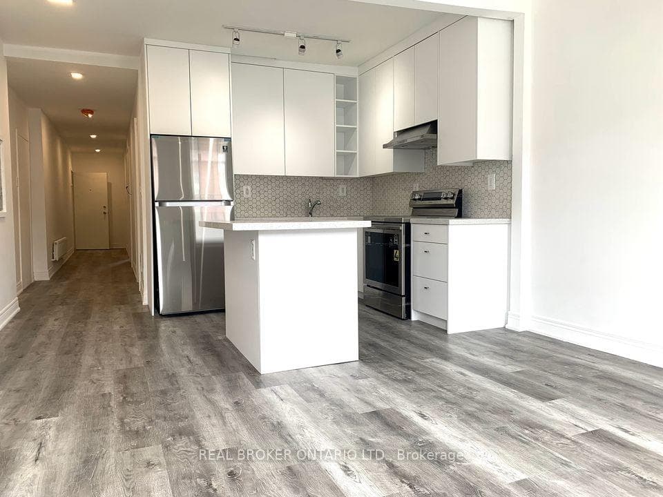 2199 Gerrard Street Unit 4 photo 2