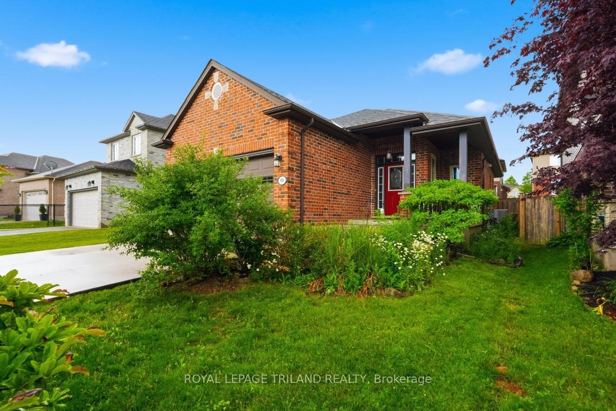 989 Roulston Crescent photo 1