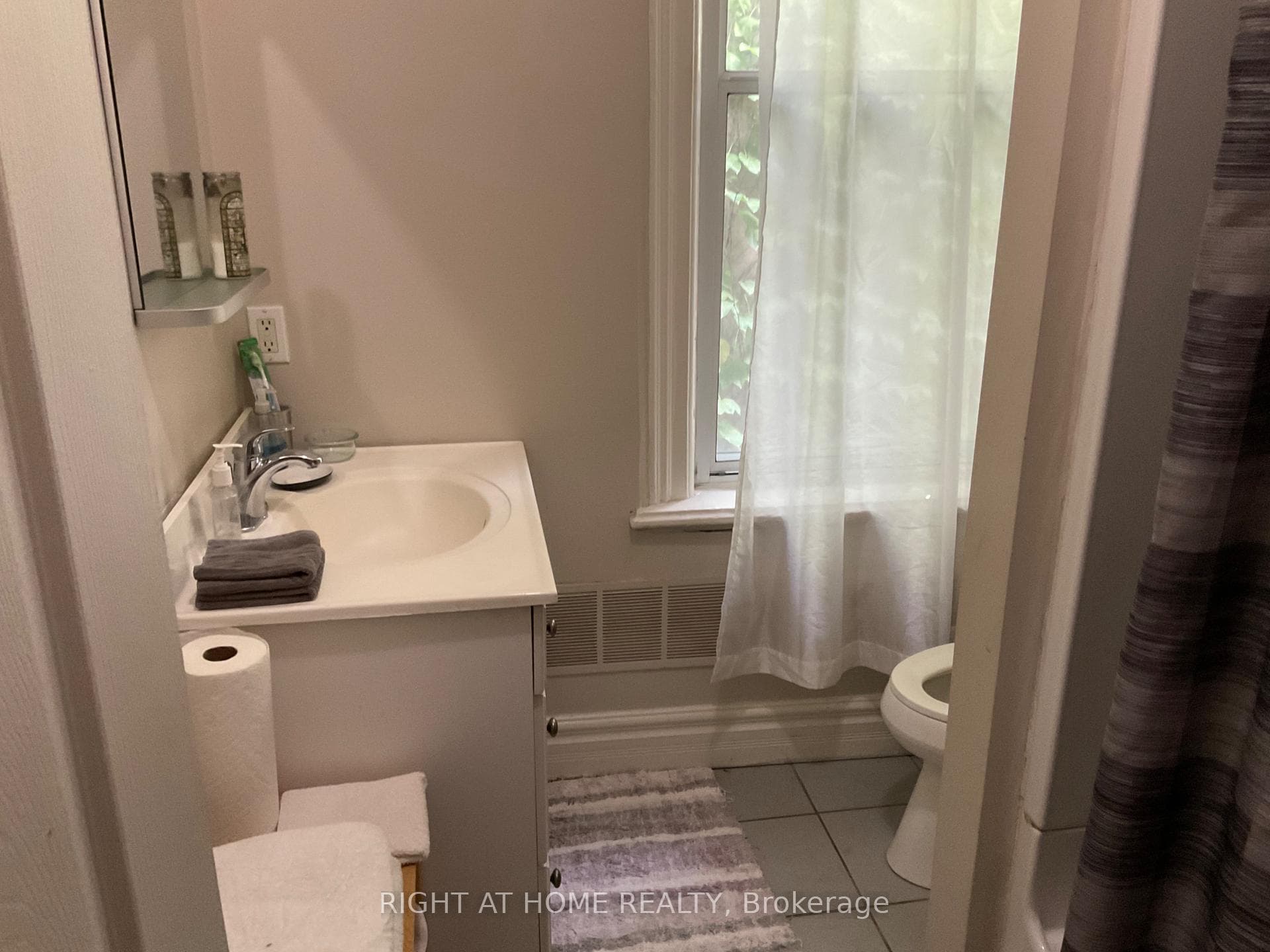 223 Beverley Street Unit C photo 6