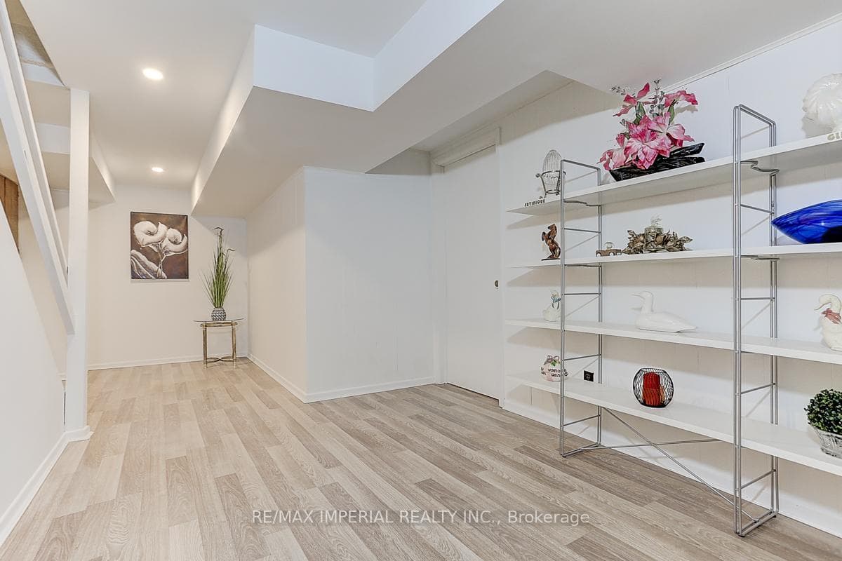 82 Timberbank Boulevard photo 35