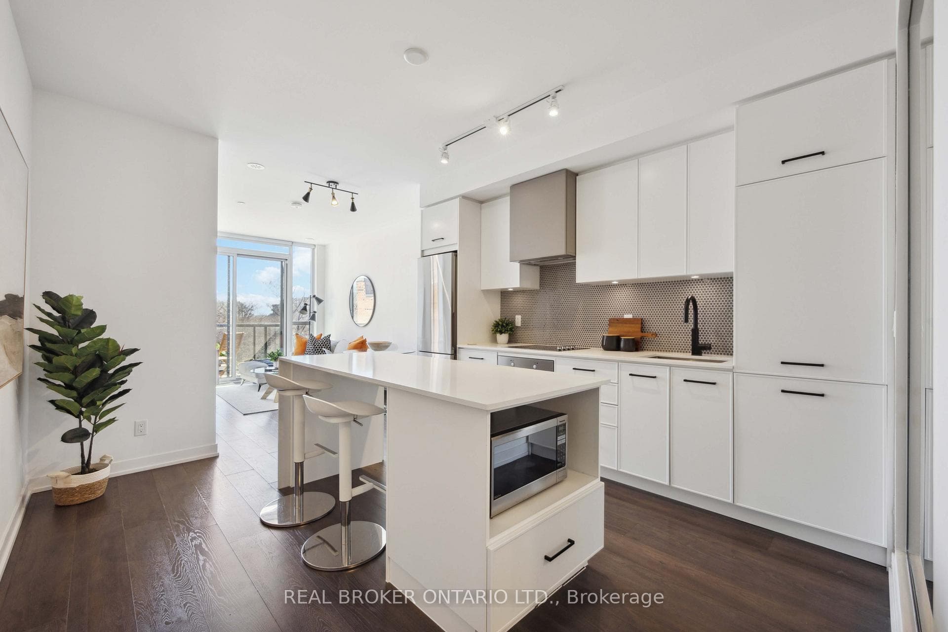 899 Queen Street Unit 409 photo 10