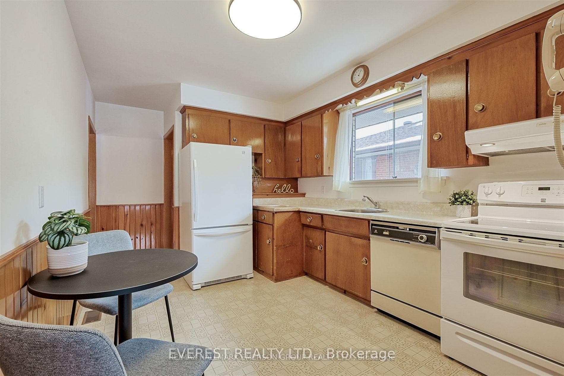 99 Rochman Boulevard photo 16