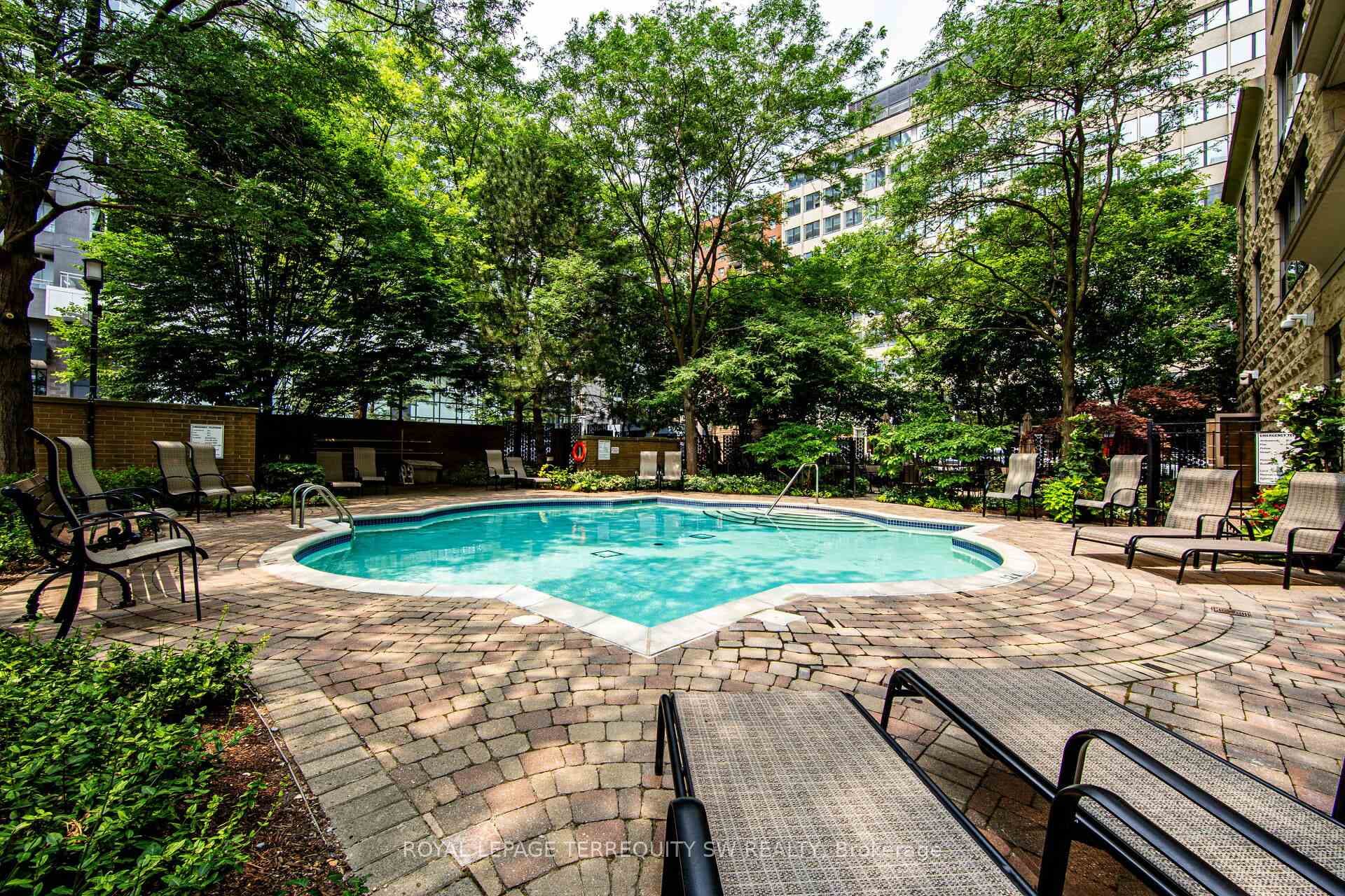 123 Eglinton Avenue Unit 206 photo 30