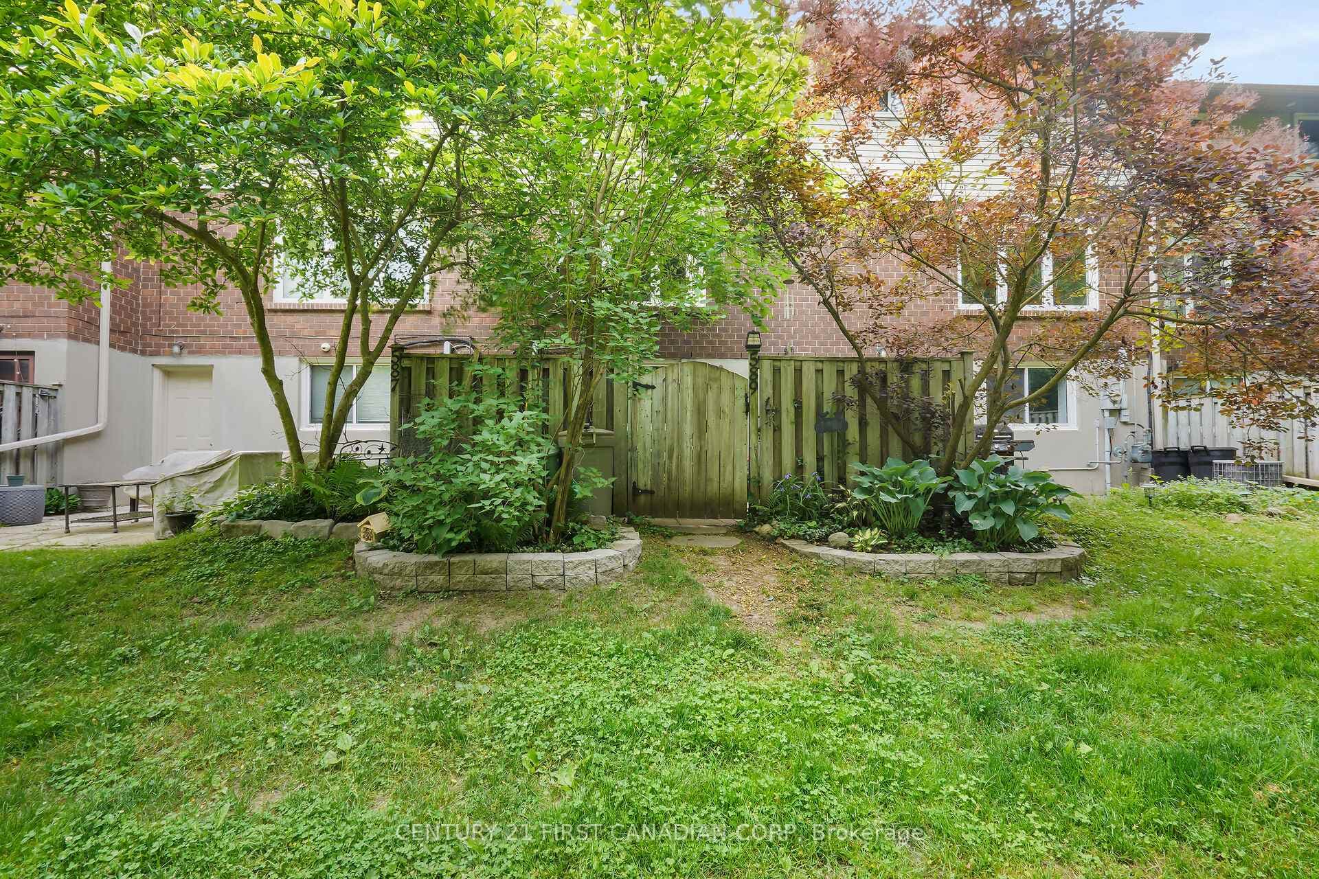 589 Griffith Street photo 23