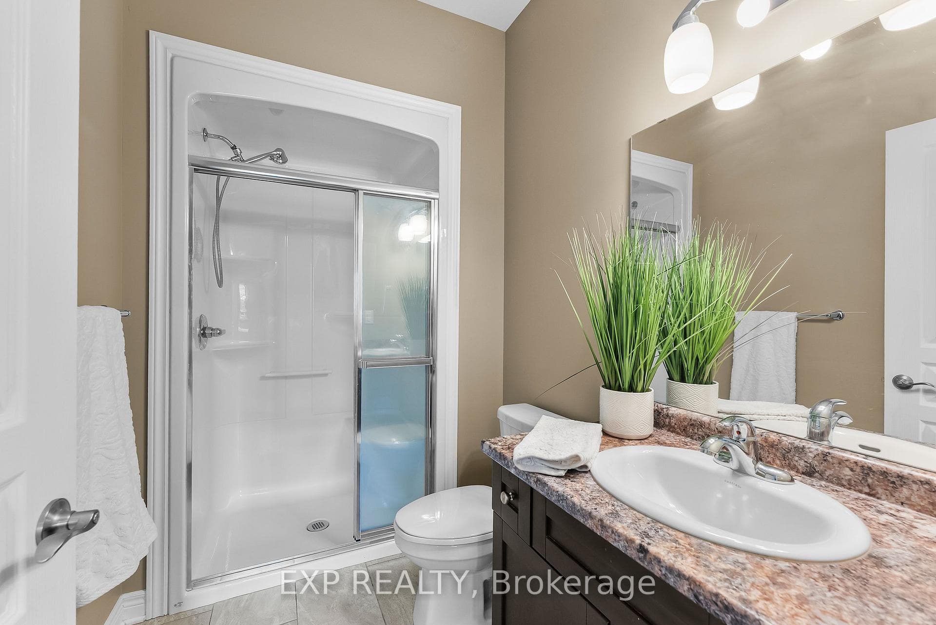 5490 Prince Edward Avenue Unit 4 photo 17