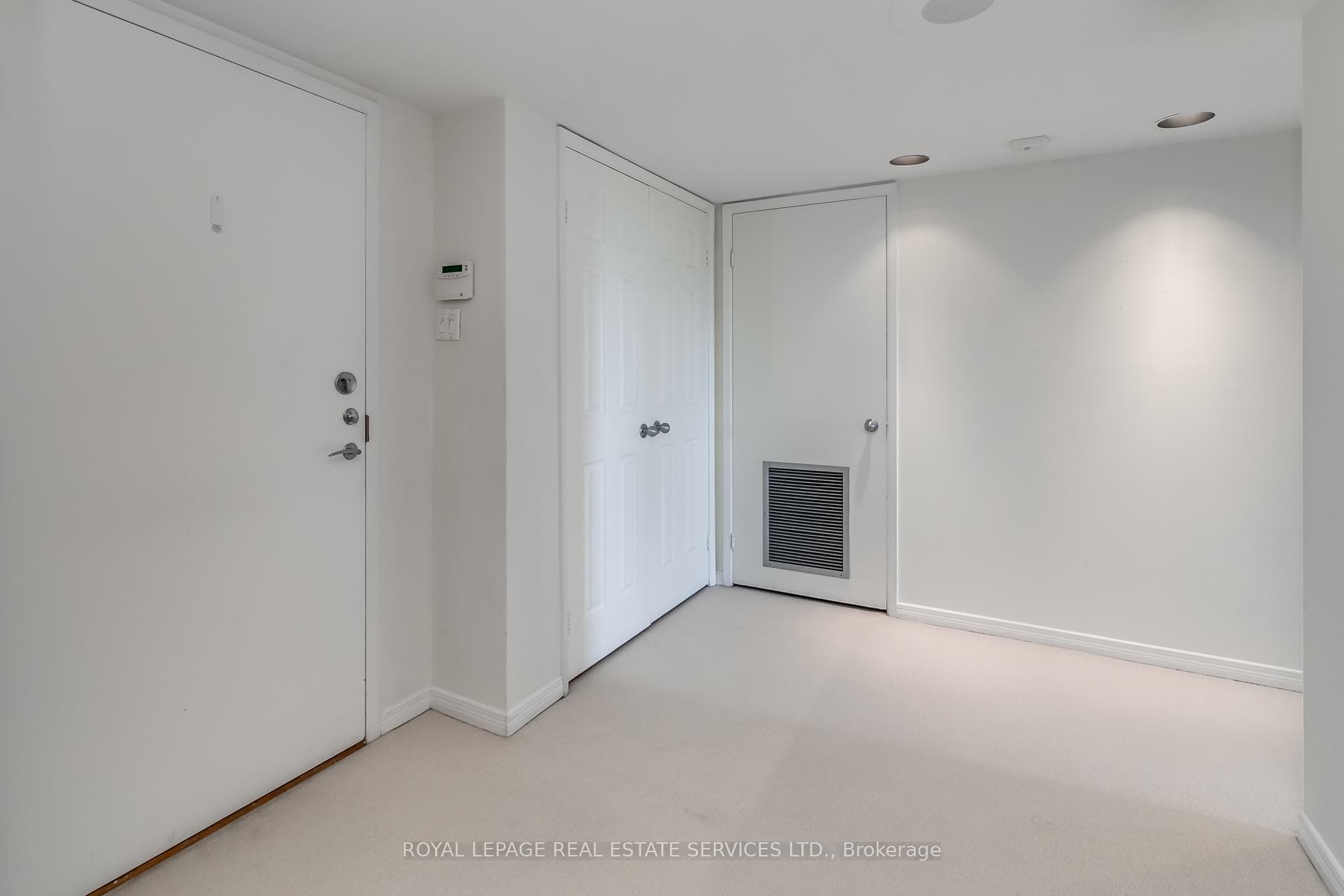 360 Bloor Street Unit 901 photo 2