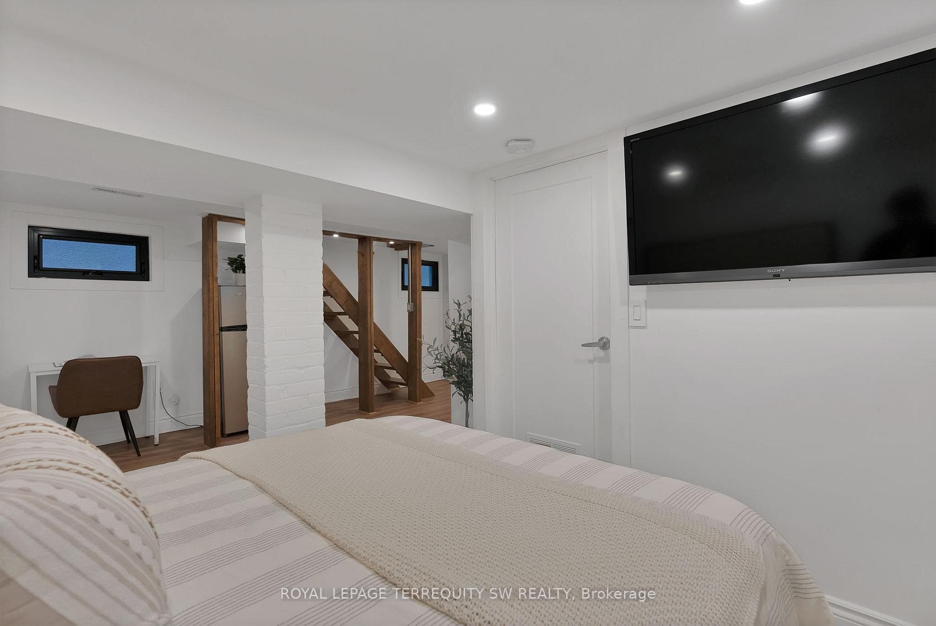 17 Queensbury Avenue photo 38