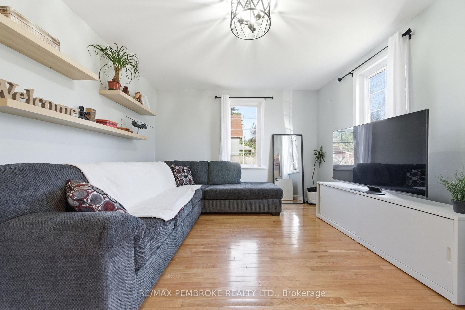 566 Perth Street photo 20