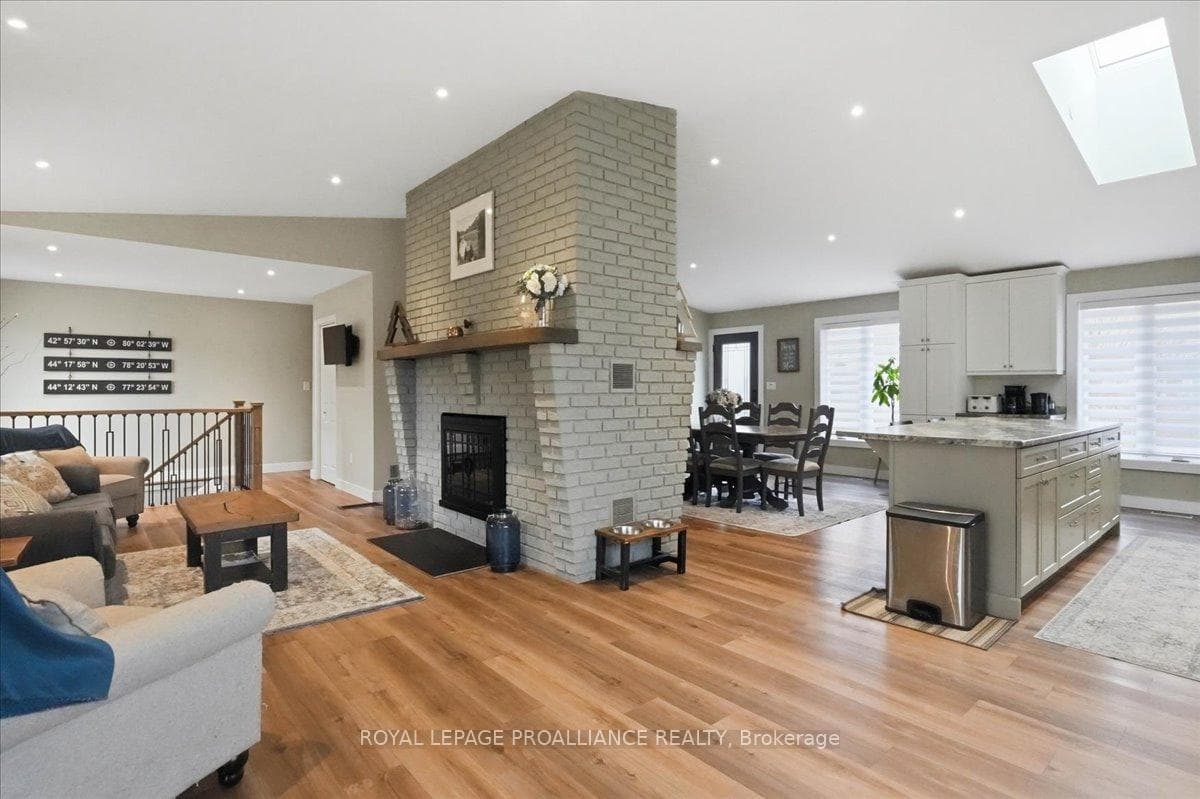 300 Farnham Road photo 11