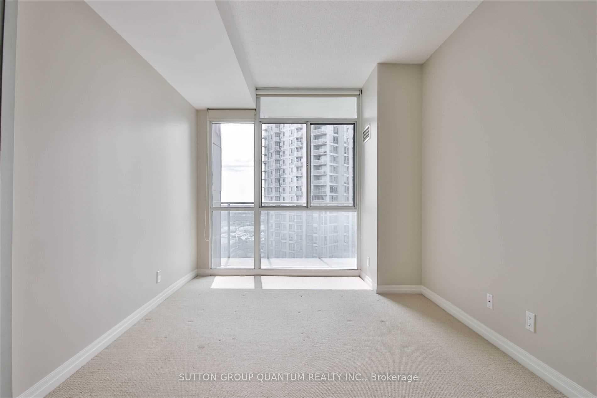 220 Burnhamthorpe Road Unit 2205 photo 10