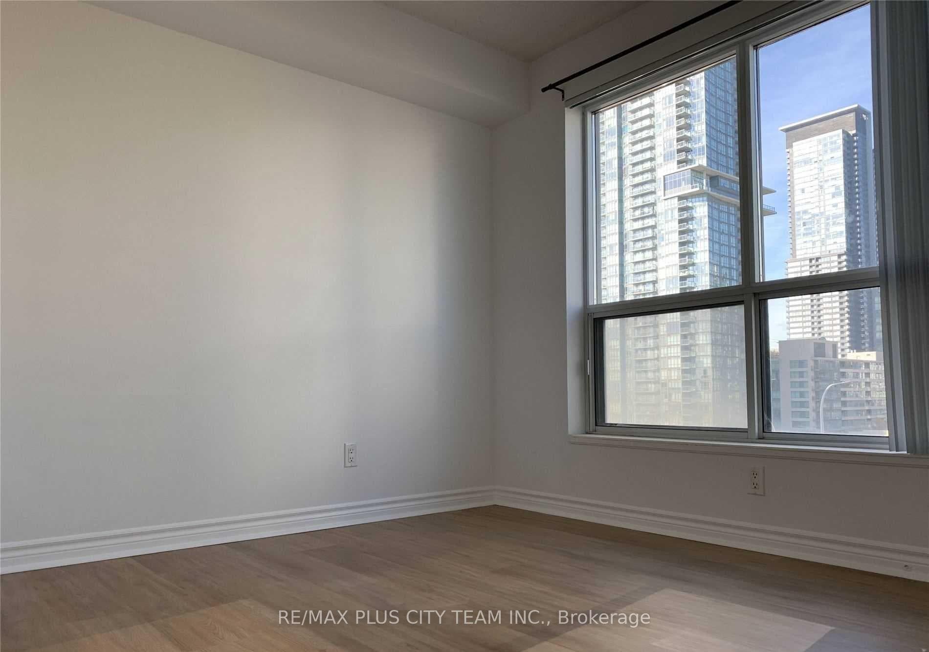 410 Queens Quay Way Unit 709 photo 9