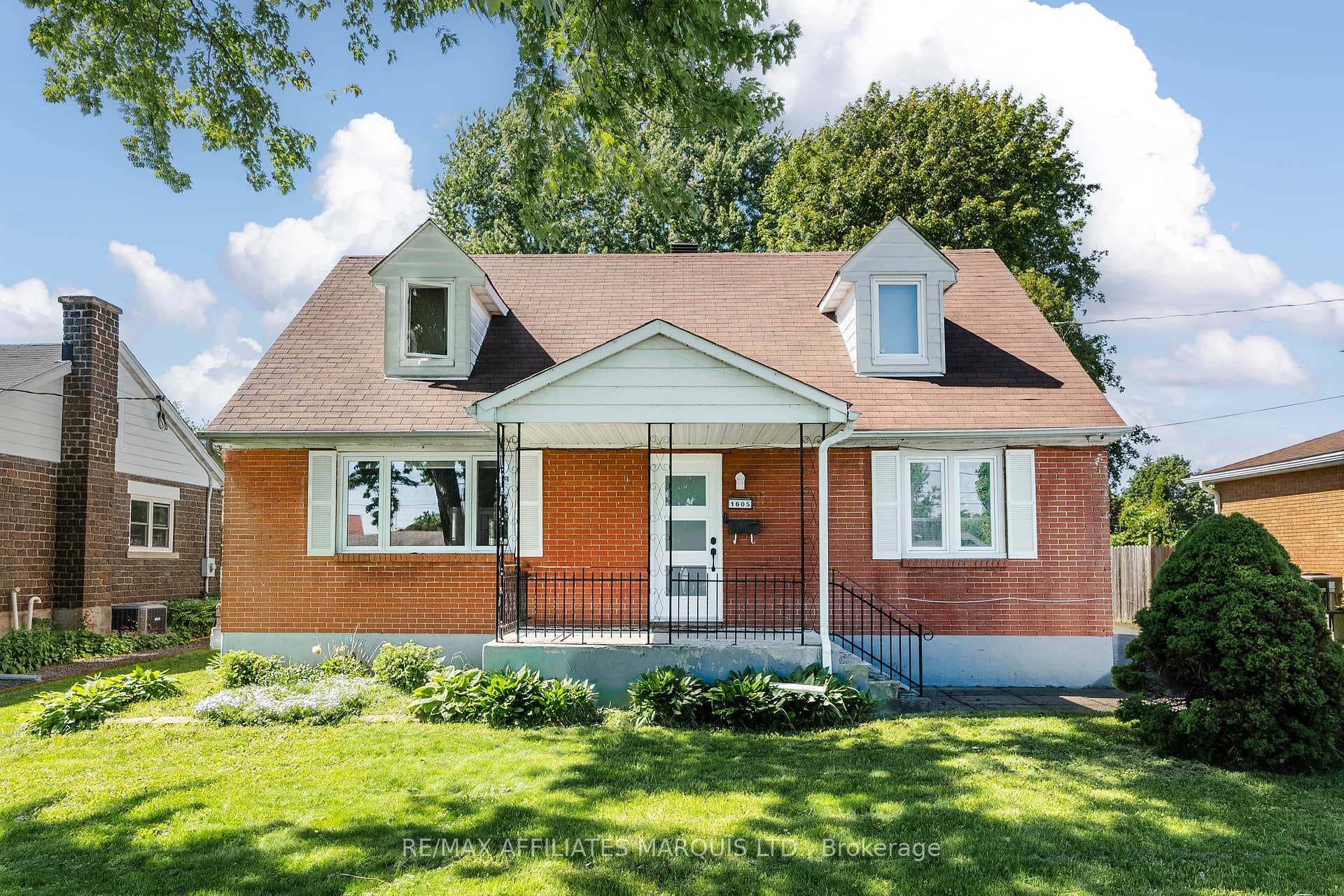 1605 Queen Street photo 3