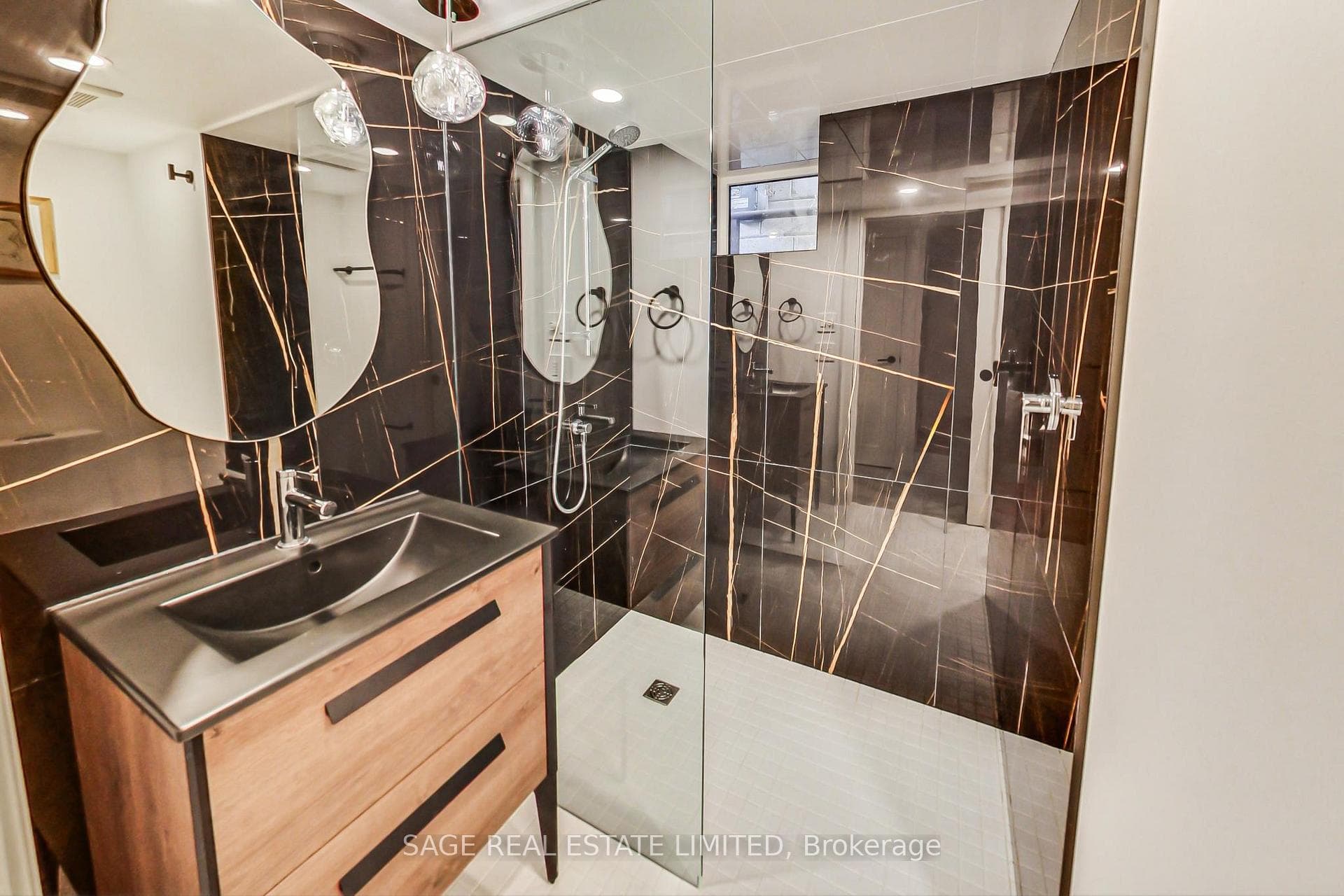 506 Quebec Avenue photo 24