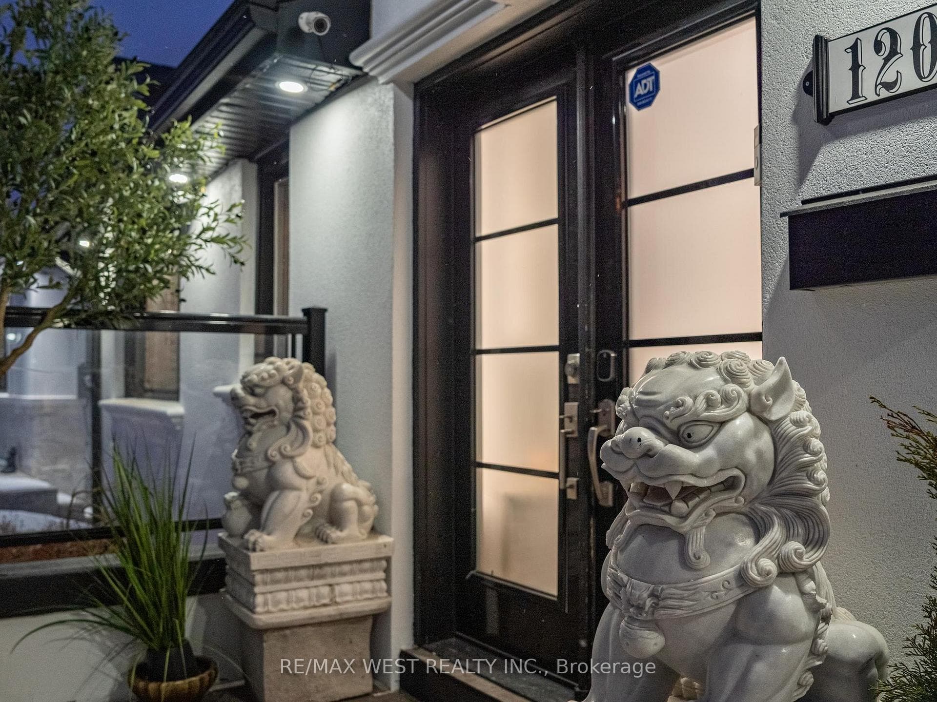 120 Hadrian Drive photo 8