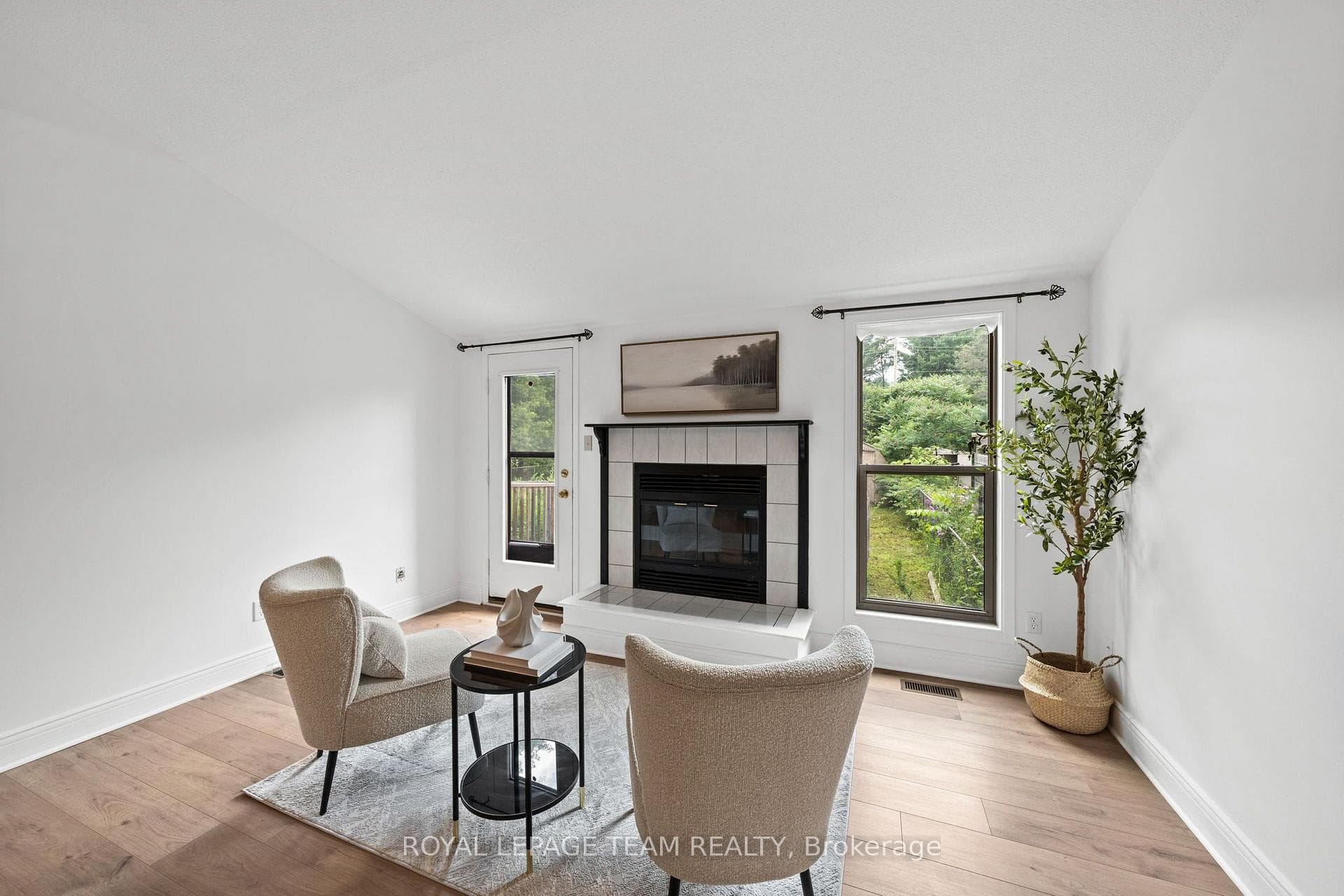 5744 Andrasi Crescent Unit B photo 10