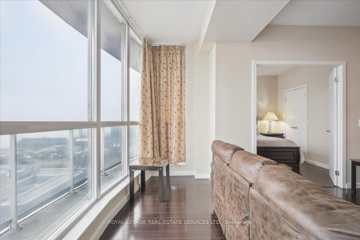 218 Queens Quay Unit 1007 photo 31