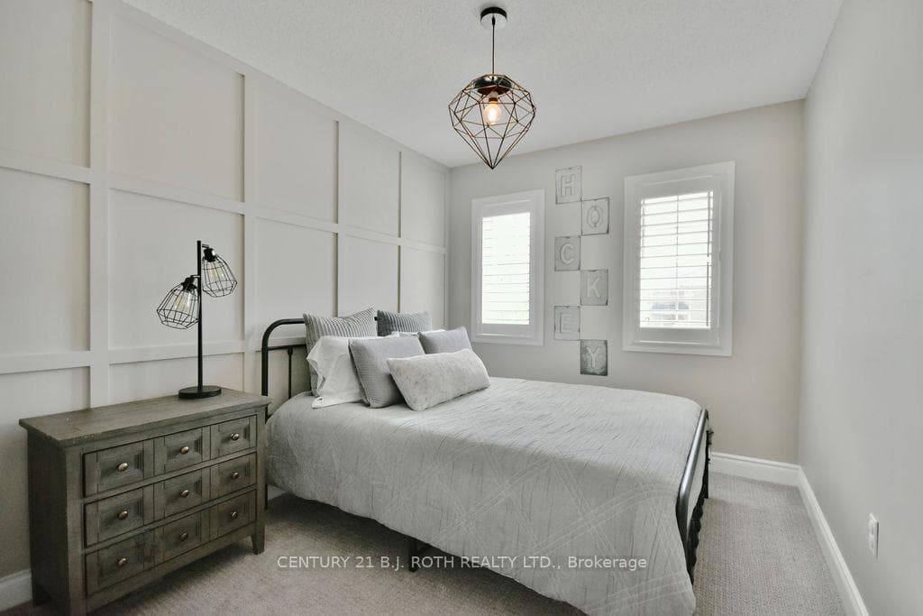 52 Versailles Crescent photo 17
