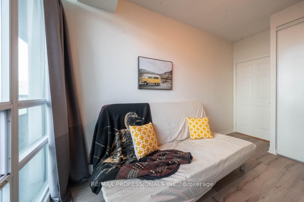 335 Rathburn Road Unit 203 photo 18