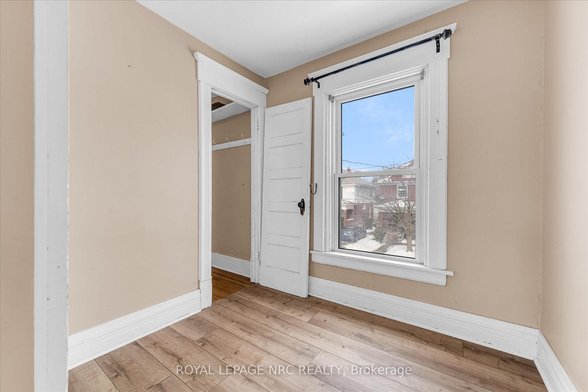 4878 Stamford Street photo 21
